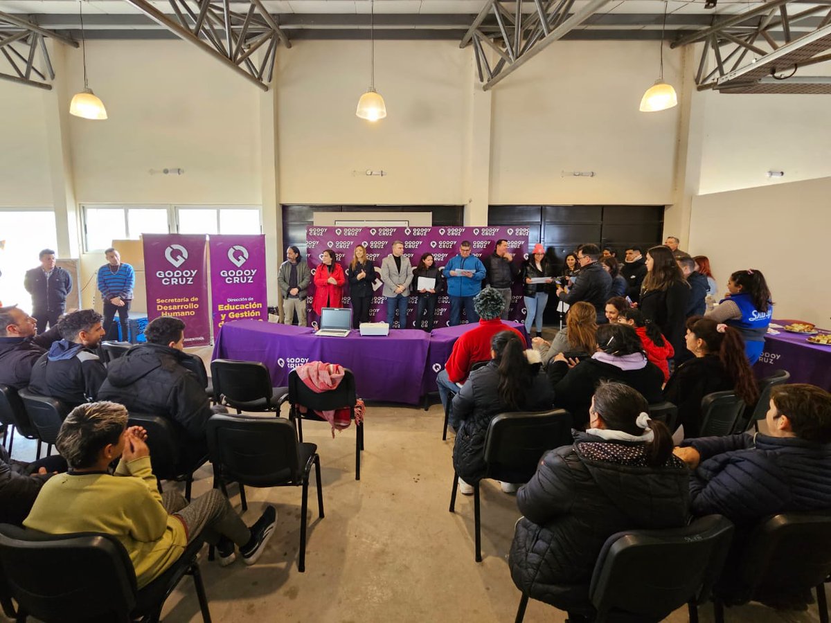 diegocostarelli's tweet photo. ¡Hoy es un día muy especial! 
Más de 100 estudiantes de Godoy Cruz que se capacitaron en los talleres de oficios del Centro de Formación Sarmiento recibieron su certificación. Ahora cuentan con habilidades y respaldo académico para obtener empleos de calidad. 👇 https://t.co/HAkZdwDIk5