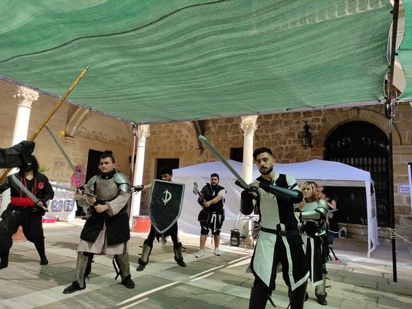 level_ub's tweet photo. ¿Quieres sentir cómo se combatía en la edad media y antigua pero sin morir en el intento? Para eso están las armas recubiertas de gomaespuma. Los amigos de @aeterna_nocte y @zonadeficcion traen softcombat y tiro con arco.
#ubeda #friki #levelub23 #softcombat #larp #archerytag https://t.co/sJ7P6UH9pS