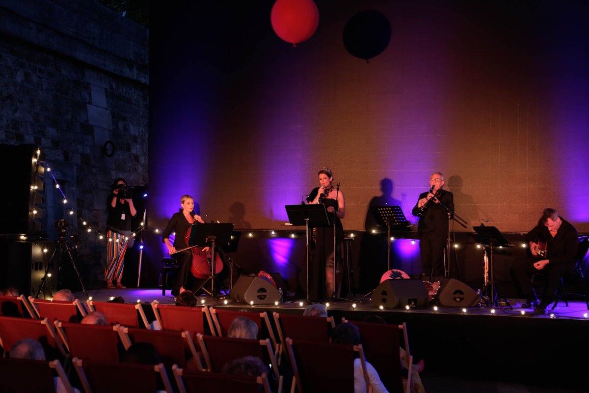 <a href="/dolcevita_seine/">Dolcevita-sur-Seine</a> a dit au revoir à son public fidèle avec "Romana à Paris", spectacle enchanteur de l'artiste Tosca qui a aussi proposé sa chanson “Ho amato tutto” dans l'adaptation en français par la compositrice-interprète Awa Ly.