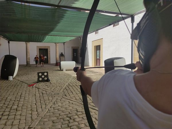 level_ub's tweet photo. ¿Quieres sentir cómo se combatía en la edad media y antigua pero sin morir en el intento? Para eso están las armas recubiertas de gomaespuma. Los amigos de @aeterna_nocte y @zonadeficcion traen softcombat y tiro con arco.
#ubeda #friki #levelub23 #softcombat #larp #archerytag https://t.co/sJ7P6UH9pS