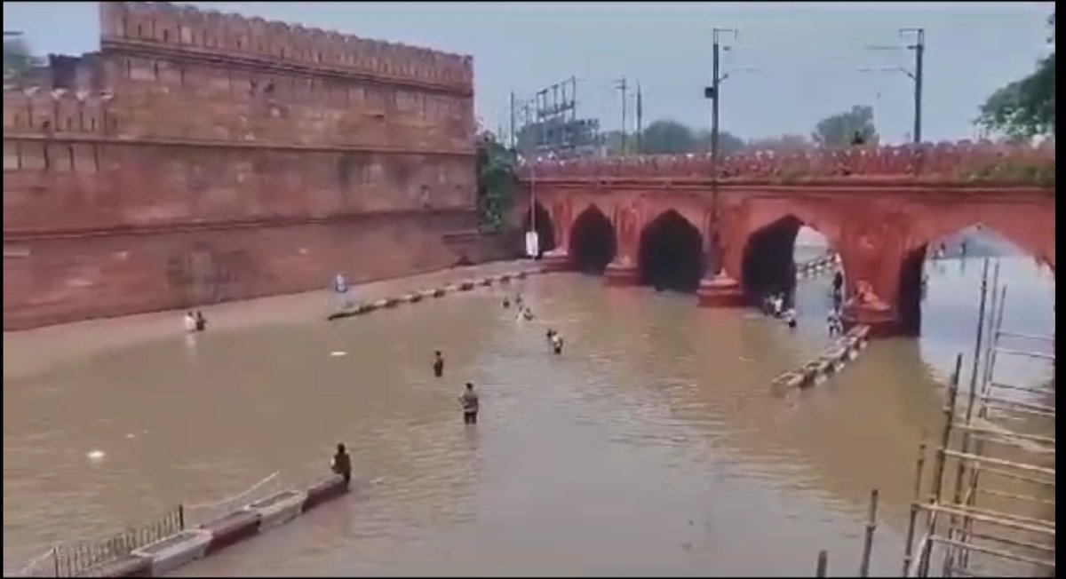 Madhurendra13's tweet image. लाल किला, फिरोजशाह कोटला और रिंग रोड...
#delhiflood और ये तस्वीर देखिए...
#Mobilepic