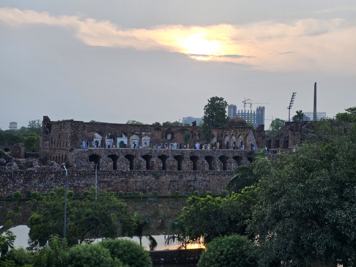 Madhurendra13's tweet image. लाल किला, फिरोजशाह कोटला और रिंग रोड...
#delhiflood और ये तस्वीर देखिए...
#Mobilepic