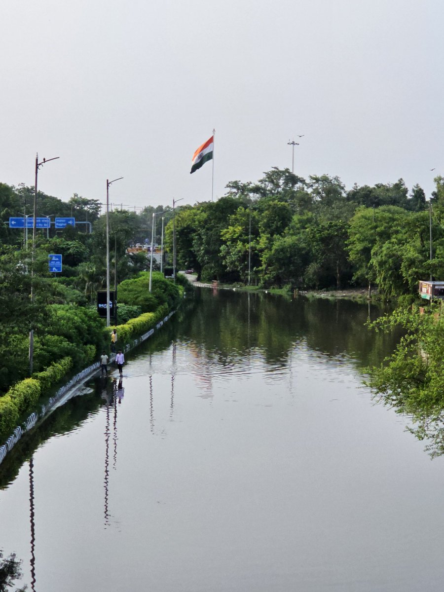 Madhurendra13's tweet image. लाल किला, फिरोजशाह कोटला और रिंग रोड...
#delhiflood और ये तस्वीर देखिए...
#Mobilepic