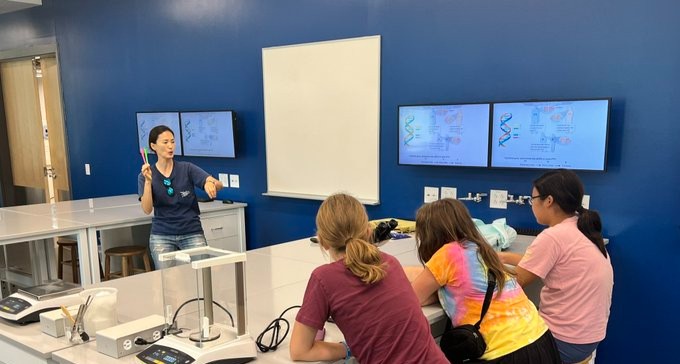 TAMUBCBP's tweet image. This summer, we have welcomed Texas high-school students to our guided campus tours, where they participated in STEM activities provided by #BCBP, @TAMUChemistry,@TAMUPhysAstr. We're glad these students were able to experience a glimpse of #BCBP here at @aglifesiences!