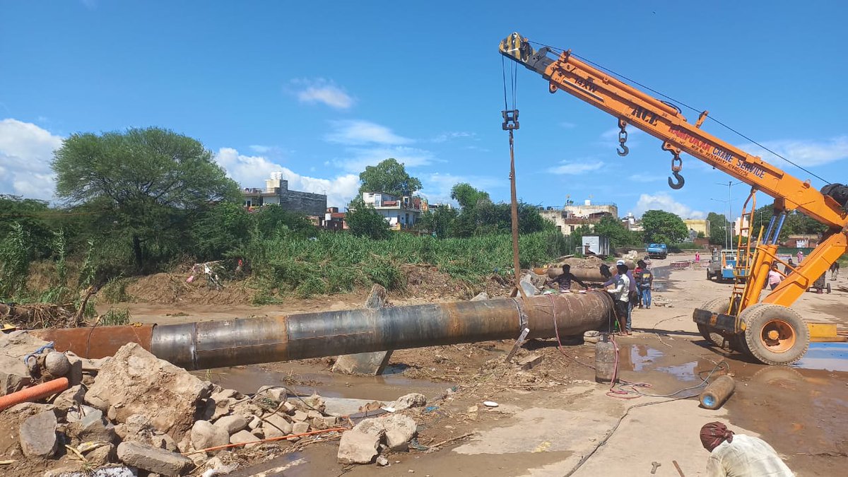 MCChandigarh's tweet photo. The torrential rain washed away the water supply pipeline to Manimajra on 9th July.
Team MCC worked non stop to restore it. Pipeline shall be laid today and water supply shall resume tomorrow.
#ChandigarhRains
#HelpMccMakeChdEvenMoreBeautiful https://t.co/IlADHrxkPL
