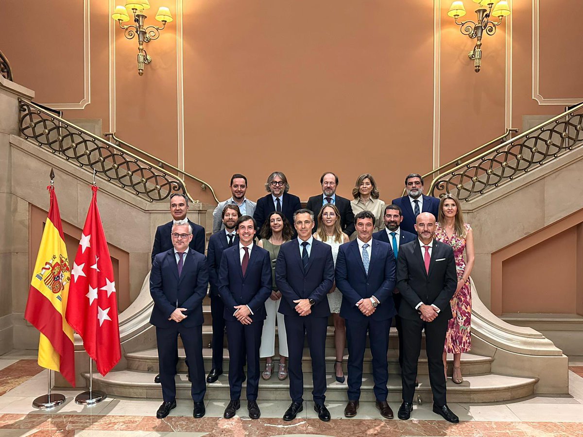 Hoy he tomado posesión como Viceconsejero de Medio Ambiente, Agricultura y Ordenación del Territorio de la <a href="/ComunidadMadrid/">Comunidad de Madrid</a>, cargo que asumo con responsabilidad, compromiso y vocación de servicio a los madrileños. GRACIAS <a href="/IdiazAyuso/">Isabel Díaz Ayuso</a> y <a href="/CarlosNovilloPi/">Carlos Novillo Piris</a> por vuestra confianza.