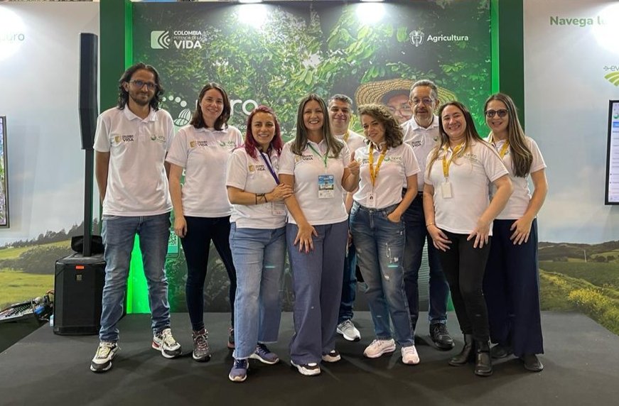 UPRAColombia's tweet photo. Llegó la feria más esperada y querida  del sector agropecuario 🧑‍🌾👩‍🌾 #AgroExpo y los 'profes' del campo 🤓 estamos listos para 1️⃣0️⃣ días maratónicos de puro conocimiento y trabajo de la mano  con entidades, sectores de las cadenas productivas y, por su puesto, nuestro campesinado. https://t.co/MoH0Uhie4B