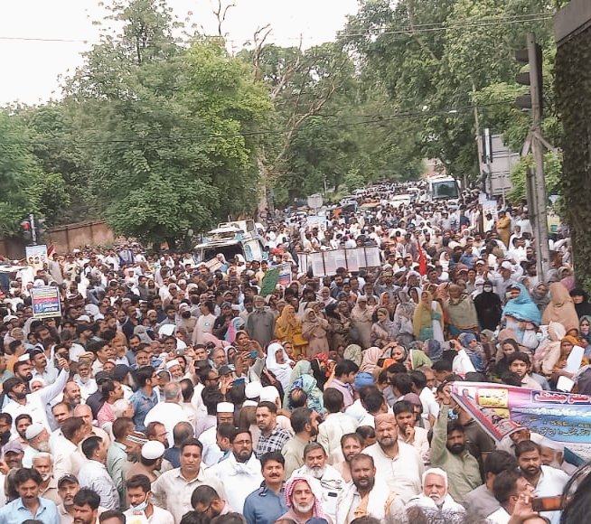 Farzand_e_Iqbal's tweet photo. پیپلز پارٹی نے پنجاب کے سرکاری ملازمین کے مطالبات کی حمایت کر کے نون لیگ کے لیے مشکل کھڑی کر دی ہے، اب بھی اگر نون لیگ کھل کر پنجاب کے 15 لاکھ سرکاری ملازمین کے جائز مطالبات کے ساتھ نہیں کھڑی ہوتی تو یہ سمجھا جائے گا کے اس نا انصافی کے پیچھے وہ خود ہیں
#ہمارے_مطالبات_پورے_کرو https://t.co/eIRFgo2abt