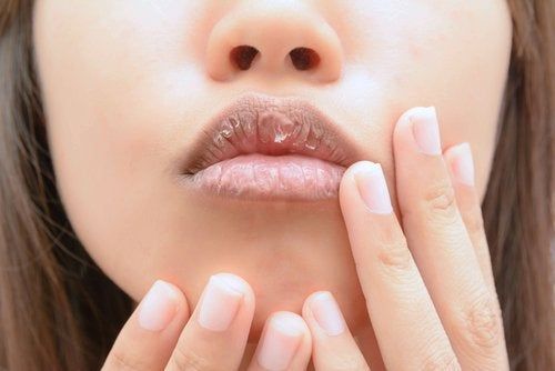 TuCruzVerde's tweet photo. Los labios son una de las partes más sensibles de nuestro cuerpo. Con la llegada del frío y el calor u otras adversidades climatológicas, nuestros labios sufren. Os vamos a contar cuáles son nuestro top 5 de #bálsamos y #protectores #labiales. ¡Toma nota! https://t.co/QijF1bk0ET https://t.co/sufTpMKryo