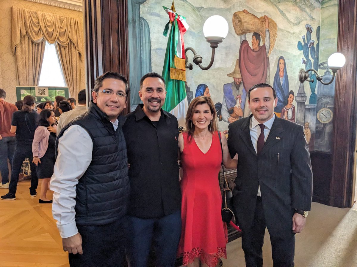 Asistimos a la conmemoración de los 100 años de la llegada a #México de Tina Modotti en el <a href="/MexCultureDC/">Mexican Cultural Institute DC</a>  Foto: presidentes de las redes de egresados en DC (izq a der) <a href="/EXATEC/">EXATEC</a> <a href="/DcUnam/">Red UNAM DC</a> <a href="/somosiberodc/">@SomosIberoDC</a> <a href="/ExITAM/">ExITAM</a> DC. Agradecemos la invitación de <a href="/CasaMexicoSXSW/">CasaMexicoSXSW</a>  <a href="/EmbamexEUA/">Embassy of Mexico in the U.S.</a>