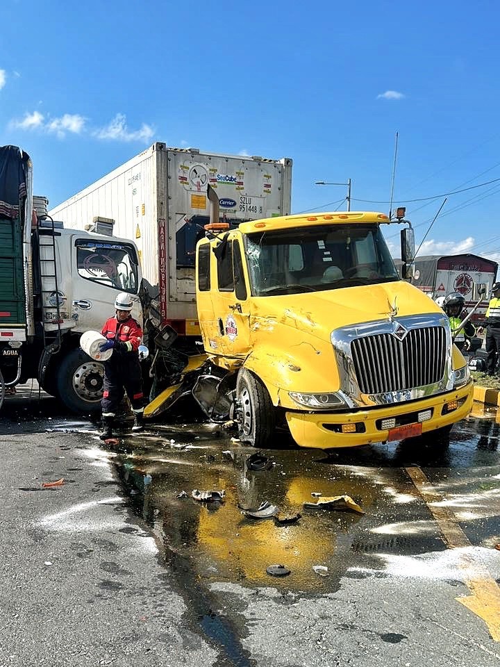 Nuestro mayor compromiso es ¡SERVIRTE! ⛑👨🏻‍🚒✅

📍Accidente de Transito: By pass Nobol
🚑 R4 y U5 avanzaron al punto para brindar apoyo.
👨‍🚒Afortunadamente no hubo personas heridas y nuestro personal brindo apoyo con una limpieza de calzada.

#AbnegacionyDisciplina