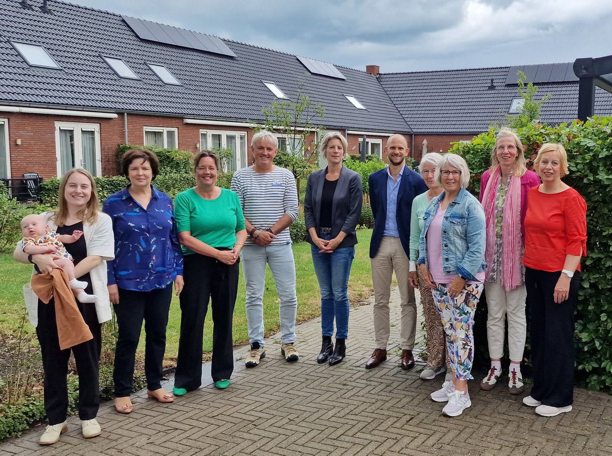 Vandaag de #staatscommissiedemografie met oa <a href="/tamaravanark/">Tamara van Ark</a> &amp; #tinekehuizinga in Zwolle. Met Bestuur vd Bewonersver. hen ontvangen &amp; rondgeleid door project, motivatie, resultaten, struikelblokken maar bovenal onze visie en oplossing inzake 't onvermijdelijke! #demografischinfarct