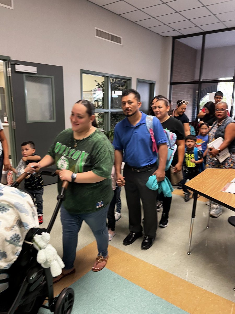 Primary_AISD's tweet photo. First day of school at Vines Primary!! We are so excited to welcome our youngest scholars and their parents!!! @AldineISD @drgoffney @JVillarrealAISD @DrFavy @AldineHeadStart @ShanteDavis4466 @Vines_AISD @RayMondragon https://t.co/bPs41av8Ly