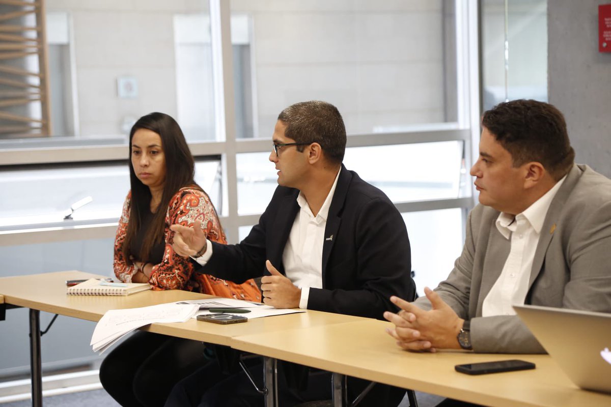 Bogota_Turismo's tweet photo. #InfoIDT l El equipo directivo del @IDTBogota en cabeza de @AndresOClavijo desarrollan la Mesa de Reactivación de Parques Temáticos, espacio diseñado para ejecutar acciones conjuntas que respondan a las dinámicas turísticas de @Bogota con respecto a estos atractivos🎢🎡 https://t.co/RJ85meJg9z