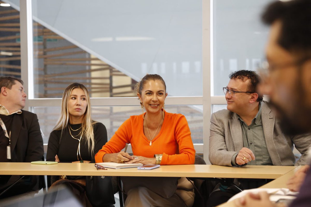 Bogota_Turismo's tweet photo. #InfoIDT l El equipo directivo del @IDTBogota en cabeza de @AndresOClavijo desarrollan la Mesa de Reactivación de Parques Temáticos, espacio diseñado para ejecutar acciones conjuntas que respondan a las dinámicas turísticas de @Bogota con respecto a estos atractivos🎢🎡 https://t.co/RJ85meJg9z