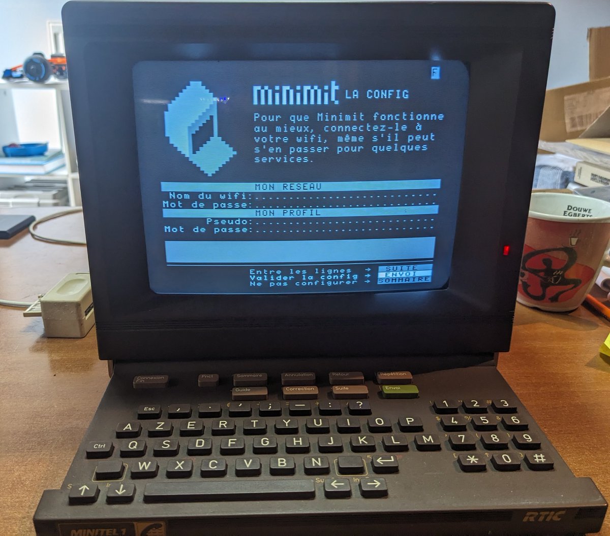 cponsard's tweet photo. Reçu et testé le #minimit De quoi ressusciter un #minitel et enfin se familiariser avec les touches sommaire guide retour suite... A suivre la conception d'écrans et sans doute direction @ComputerMuseumB pour en faire bénéficier du public ! Ya même pong 😎 https://t.co/CcO1Cd18hb