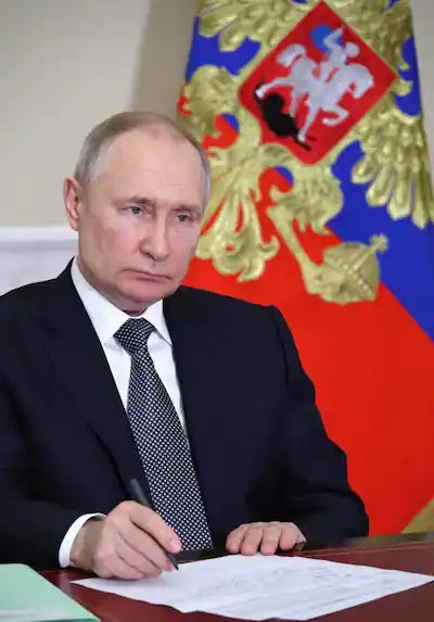 lsiafrica's tweet photo. 🚨Vladimir Poutine s’exprime : 
• «L'adhésion de l'Ukraine à l'OTAN constituera une menace pour la sécurité de la Fédération de Russie et n'améliorera pas la sécurité de l'Ukraine elle-même ». 
• «La livraison de nouvelles armes à Kiev ne fera qu'aggraver la situation de l'Ukraine et attiser le conflit ».
• «Les Ukrainiens eux-mêmes ne veulent pas monter dans les chars occidentaux, car ils brûlent plus que les chars soviétiques ».