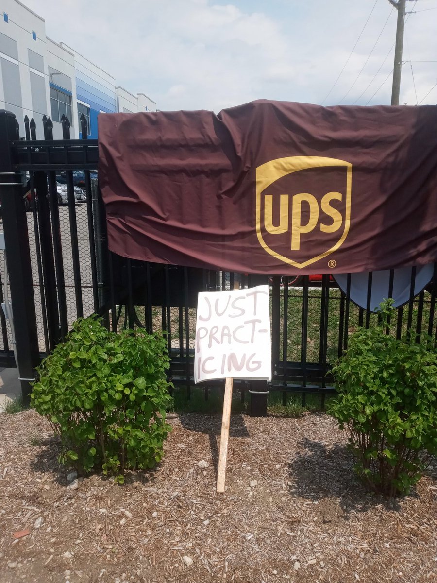BrJoeBalkis's tweet photo. 7/11/23
#Teamsters need to #PracticePicket &amp; #VoteNo on the #ups #contract
We also need to #organize the vote no while on the line
The idea behind voting no is to send it back to the table to get a better deal
ups will not give up everything in the 1st #TA
https://t.co/iKegdWcr3T https://t.co/11gZmaq1iD