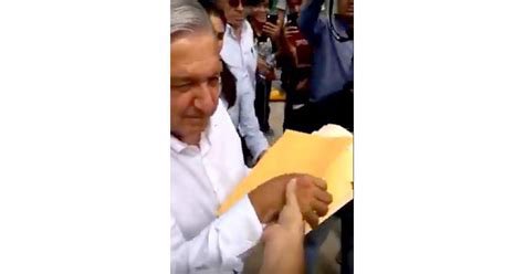 Go_Vidan's tweet photo. @lopezobrador_ AMLO pasará a la historia, pero como el presidente de los sobres amarillos https://t.co/VId0P7XShT