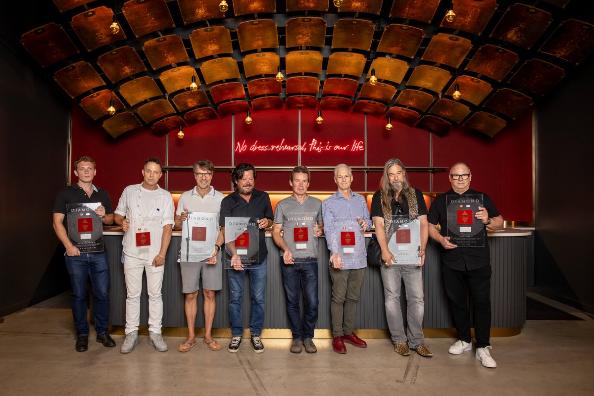 TheJUNOAwards's tweet photo. .@TheHipOfficial received Diamond plaques to celebrate certifications for their fan-selected, 37-track compilation album ‘Yer Favourites’.

#DidJUNO: ‘Yer Favourites’ is the second best-selling compilation album ever in Canada, only behind The Beatles’ ‘1’?

📷 Jesse Milns Photography