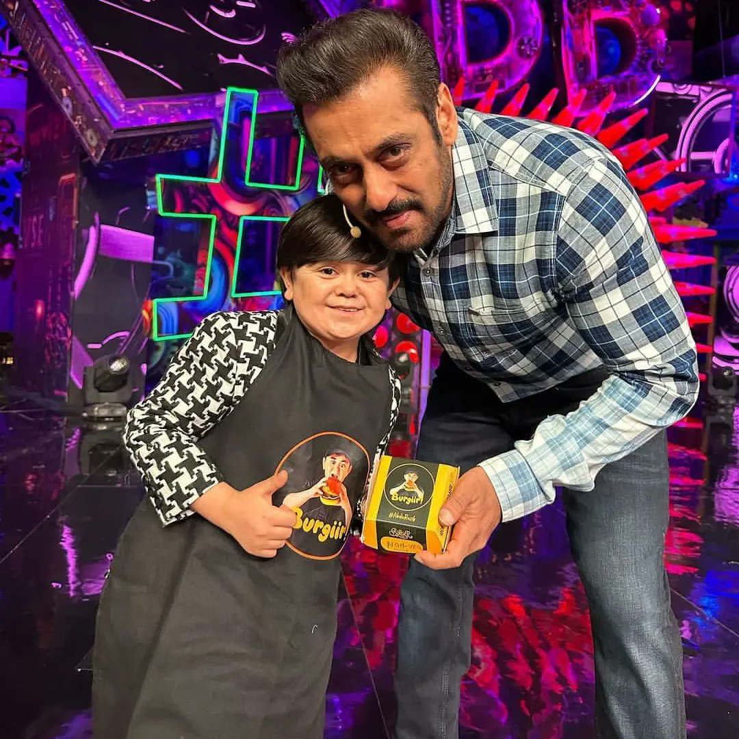 entertainwoodd's tweet photo. Lovely pictures of Salman Khan and Abdu Rozik from the sets of Big Boss OTT 2 😍❤️
Not to miss #burgiir ❤️❤️
@Abdurozikartist @BeingSalmanKhan
#AbduRozik #SalmanKhan #Abdu #Mandali #Shibdu #Nimdu #AbduRoziq https://t.co/wD6IyovF9T