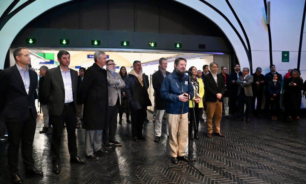 Una ciudad conectada y con espacios multiuso, es una ciudad más humana, justa y sustentable. Asistimos a la inauguración de los nuevos accesos de estación #Tobalaba, donde además confluirán emprendedores, comercio y próximamente un mercado urbano. Un gran proyecto para #Santiago