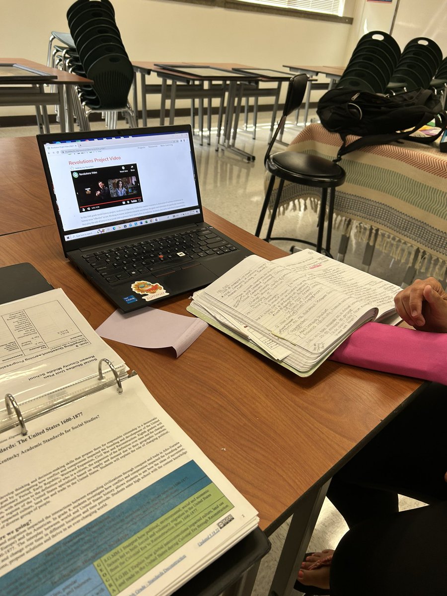kmhood85's tweet photo. Shoutout to RES Instructional Coach April Ratliff for an AMAZING one-on-one session on PBL today! I am so EXCITED to get started with my students this year and watching them grow through exploration and inquiry! #rclead#pbl https://t.co/TMTY5tycf0