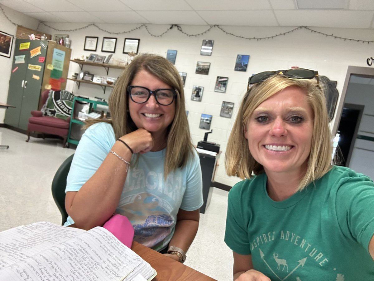 kmhood85's tweet photo. Shoutout to RES Instructional Coach April Ratliff for an AMAZING one-on-one session on PBL today! I am so EXCITED to get started with my students this year and watching them grow through exploration and inquiry! #rclead#pbl https://t.co/TMTY5tycf0