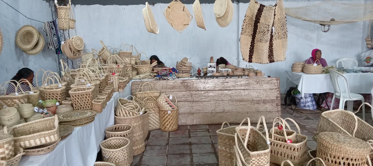 AnnyRomeros's tweet photo. Estamos en unos de los stand en la Expo Mariano, pasen a visitar a las artesanas indigenas de las 2 regiones ... https://t.co/eDudO6wPwP