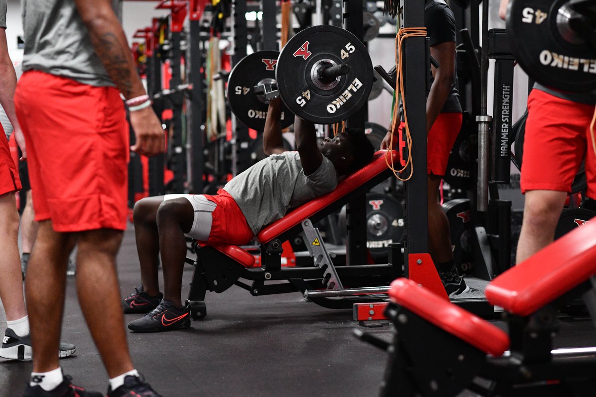 ysufootball's tweet photo. Young Guins Putting in the Work! 🐧💪

#GoGuins // #LeaveNoDoubt https://t.co/zJDtsSmJfi