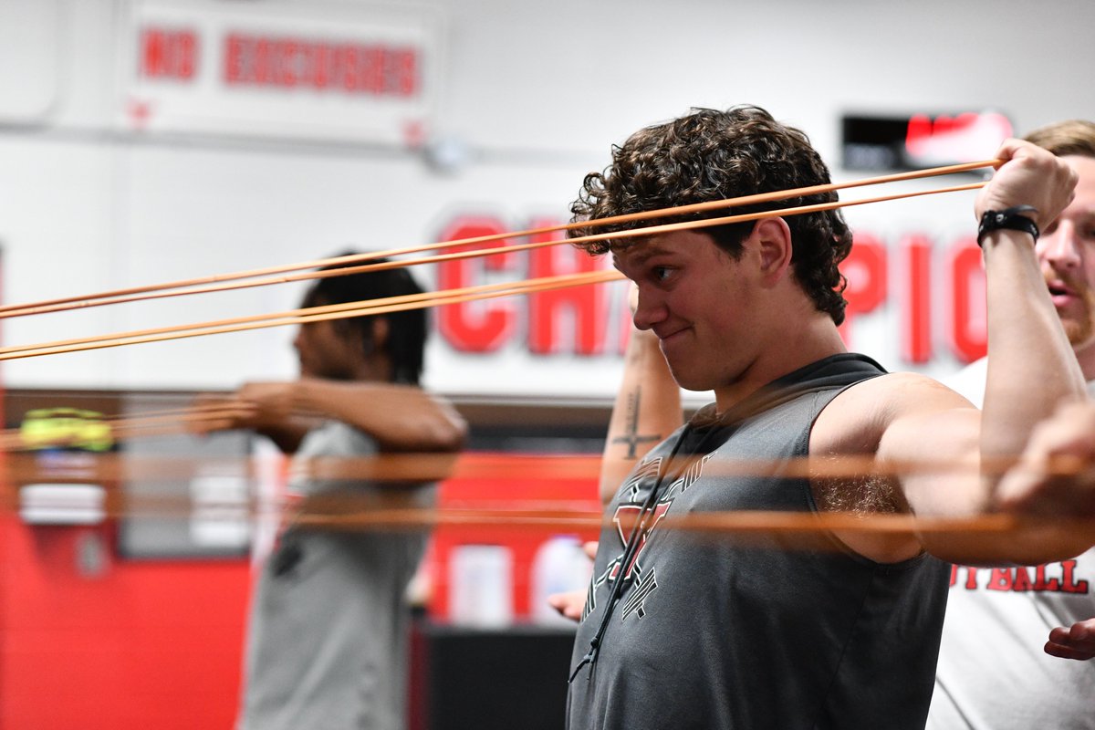 ysufootball's tweet photo. Young Guins Putting in the Work! 🐧💪

#GoGuins // #LeaveNoDoubt https://t.co/zJDtsSmJfi