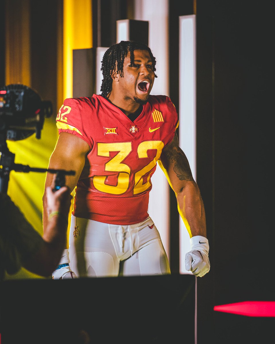CycloneFB's tweet photo. .@Ochohendrix under the bright lights‼️

🌪🚨🌪 https://t.co/ZmP6O8o0zJ