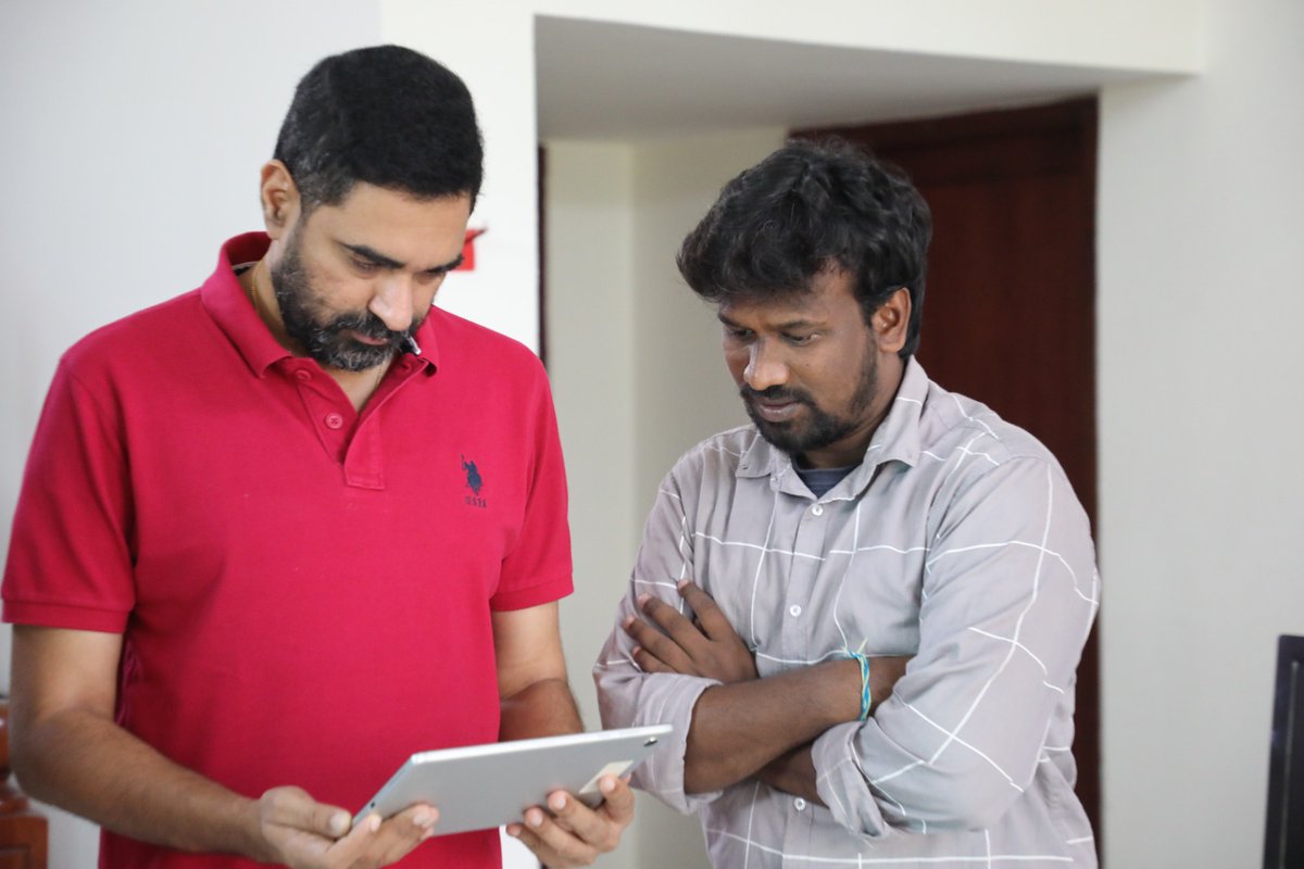 Srinug9985211's tweet image. మా బూచాడే #boocuade ని ప్రేక్షకులకు పరిచయం చేసిన మా @DirKrish గారికి మా ధన్యవాదాలు...Get Ready For #Boochade Show..
Lead @Anilburgani
@Navya majji
Dop @Sreemaan.V
Editor @ShivaSaravani.
Music @prakashcherukuri.
Directed by @sreenu