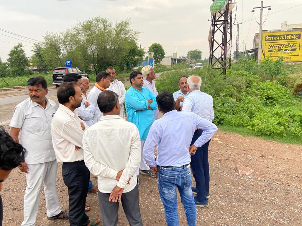 DiwakarAvdesh's tweet photo. आज पीडब्ल्यूडी के अधिकारियों के साथ महात्मा ज्योति राव फूले सर्किल के चिन्हित स्थान का निरीक्षण किया अधिकारियों को उस पर कार्य करने के उचित दिशा निर्देश दिए मेरे साथ सैनी समाज के सभी गणमान्य लोग मौजूद थे । https://t.co/FCOOvOxn80