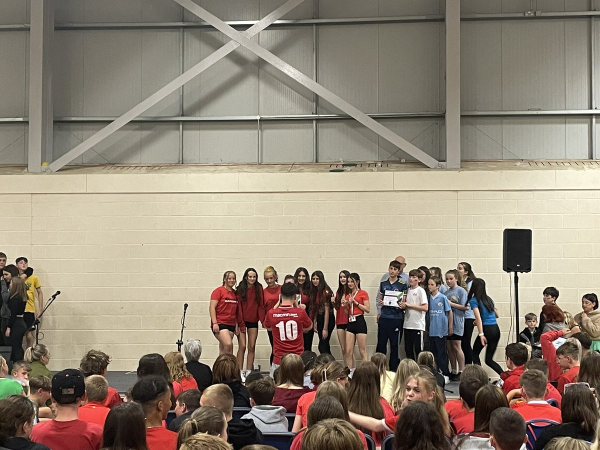 Eisteddfod gwych heddiw! Mor balch dros y criw o ferched yma yn gwneud y dawnsio disco 💃🏻 1af am y ddawns a 1af i Rhymni 💪🏽 🥇🏆