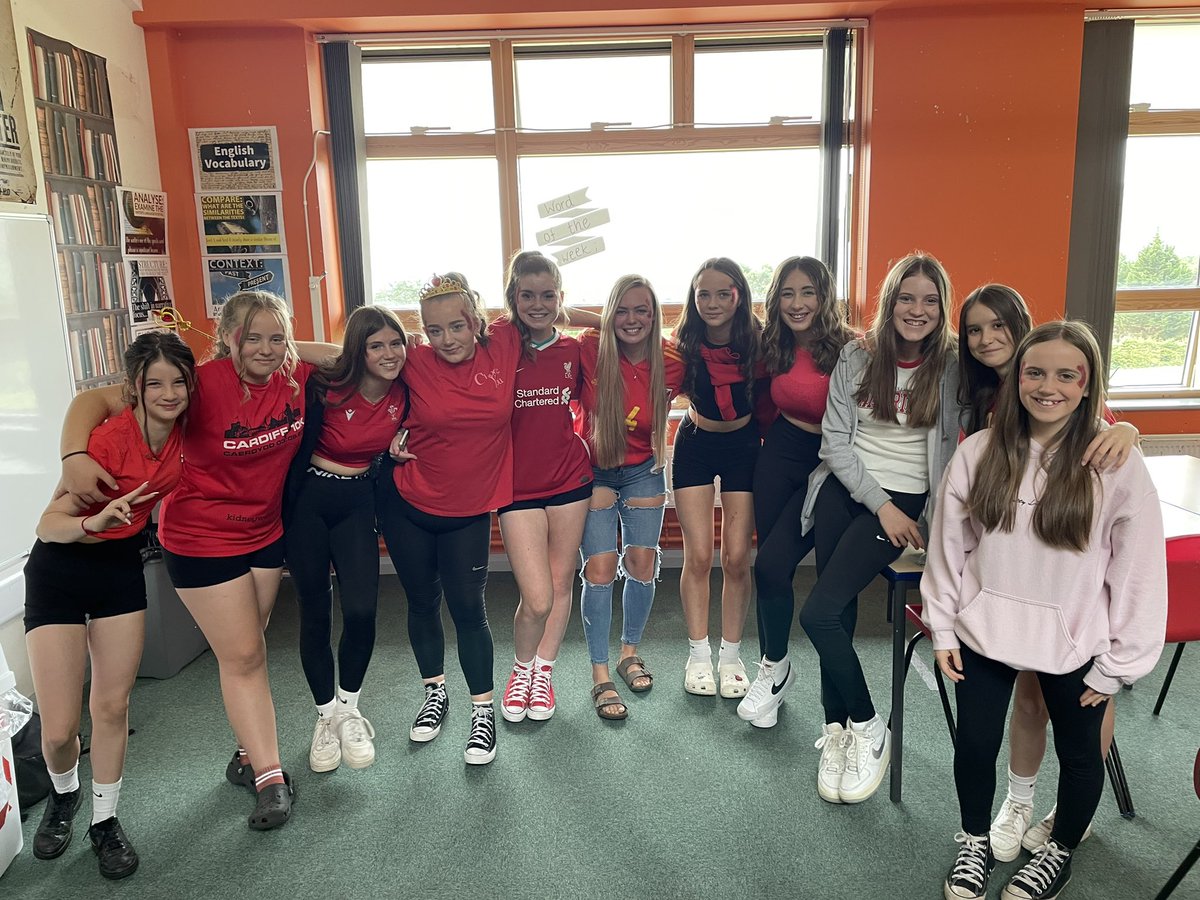 MissBurrellAG's tweet photo. Eisteddfod gwych heddiw! Mor balch dros y criw o ferched yma yn gwneud y dawnsio disco 💃🏻 1af am y ddawns a 1af i Rhymni 💪🏽 🥇🏆 https://t.co/rk5Lk2M54C