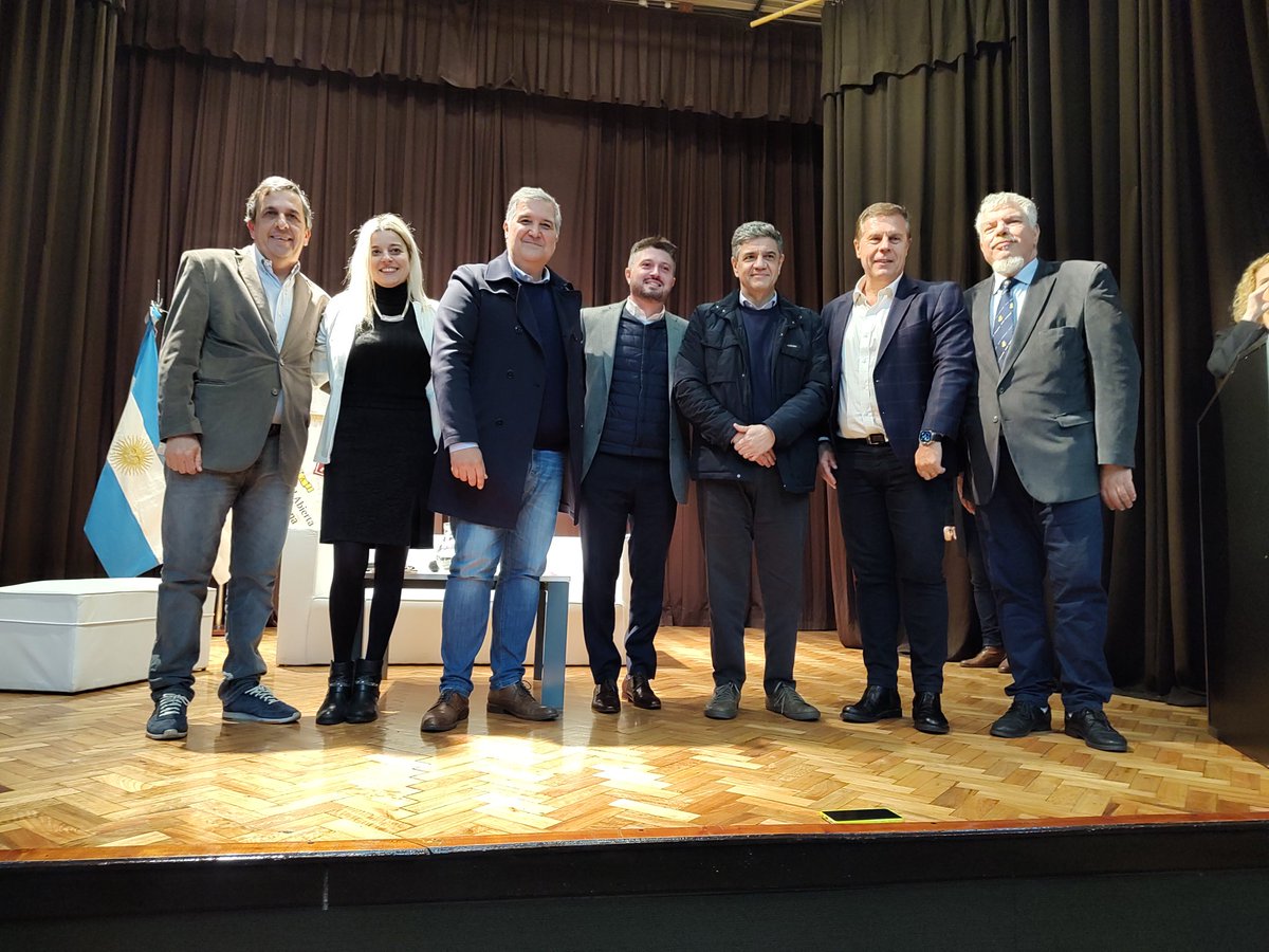 sergesiciliano's tweet photo. Queremos un país que no expulse a los jóvenes, que tenga la capacidad de reconquistar y de crecer.

La educación está cambiando y junto a @jorgemacri queremos preparar a los estudiantes del futuro sin dejar de apoyar a cada uno de ellos.

Gracias @FerGrosso64 por darnos el espacio para charlar y por los presentes!

En la educación también #VayamosPorMás