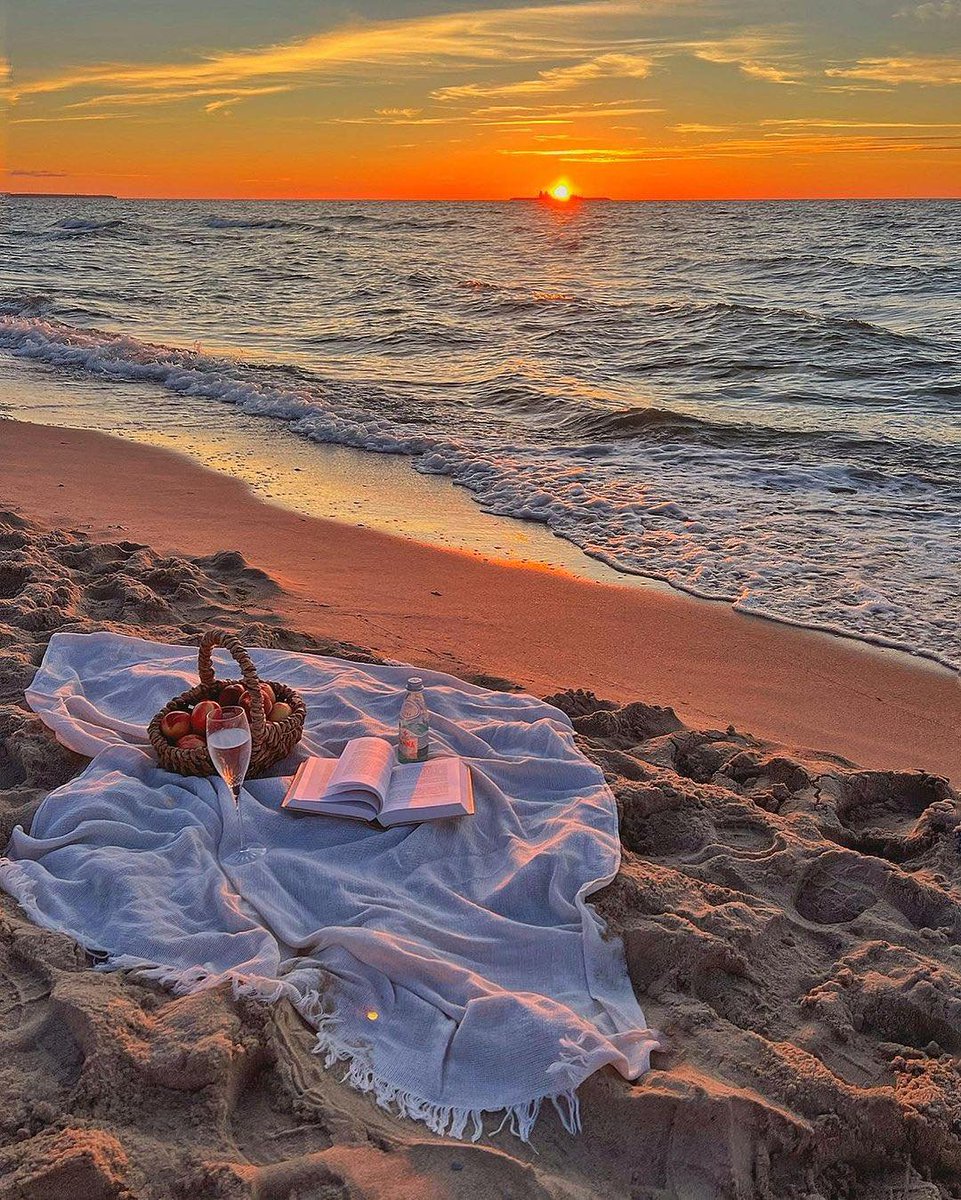 artindetails's tweet image. picnic date by the beach