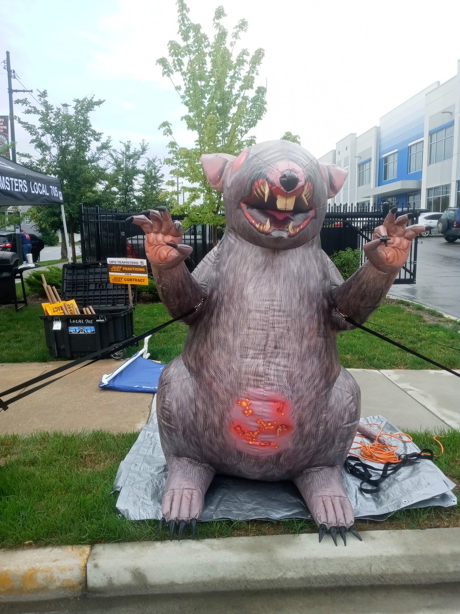 BrJoeBalkis's tweet photo. 7/12/23 #TeamstersLocal705 #PracticePicket @ #MorganStreet #ups Not only do we need to practice picket we need to encourage #TeamstersMembers to #VoteNo on the #upsContract. They are not going to give us everything in the first #TA.
#Teamsters705 #Local705
#WhereIsScabby #scabby https://t.co/r1iLMx2tOT