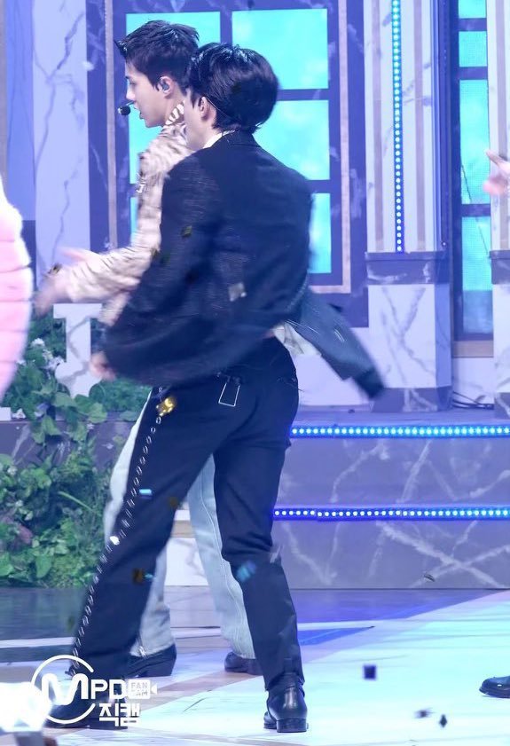 EXOBUTTS's tweet photo. #KYUNGSOO #디오
[@weareoneEXO] 🍑 https://t.co/ZaB4u143zF