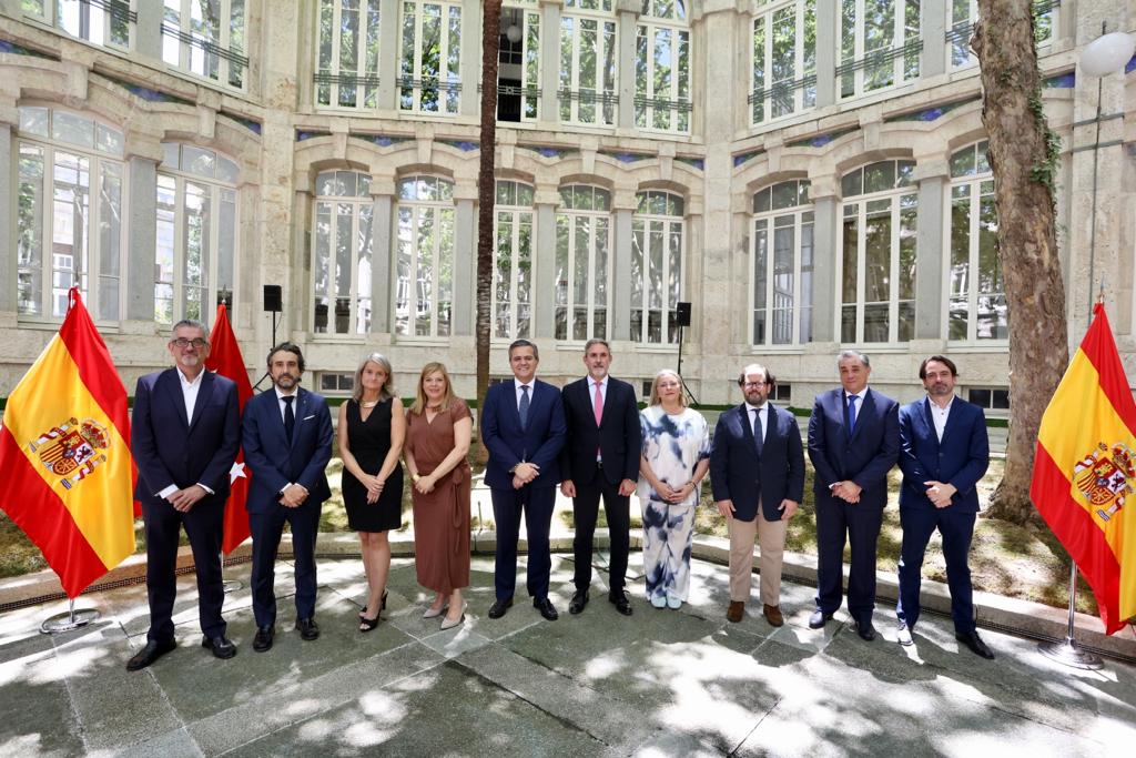 jorgerodrigodo's tweet photo. Hoy han tomado posesión los nuevos cargos de la Consejería de VITRAIN. 

Un orgullo y un honor estar rodeado de un equipo tan cualificado a nivel profesional y de tanta calidad humana para seguir mejorando la vida de los madrileños.

Gracias a todos por aceptar este reto. https://t.co/aCU0d0aW7T