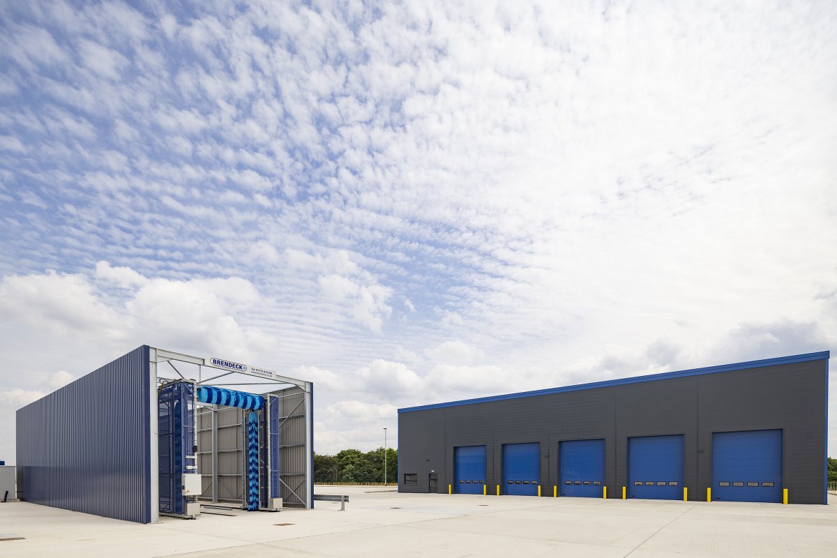 assaabloyent_uk's tweet photo. Opening the door to efficiency at Evri's latest Super Hub!
Find out more about our work with Evri here: https://t.co/9mAnBCKcCx
#ASSAABLOYEntrance #ASSAABLOY #EntranceSolutions #IndustrialDoors #loadingbays #docklevellers #sectionaldoors #levelaccessdoors https://t.co/Shxl0KsY4b
