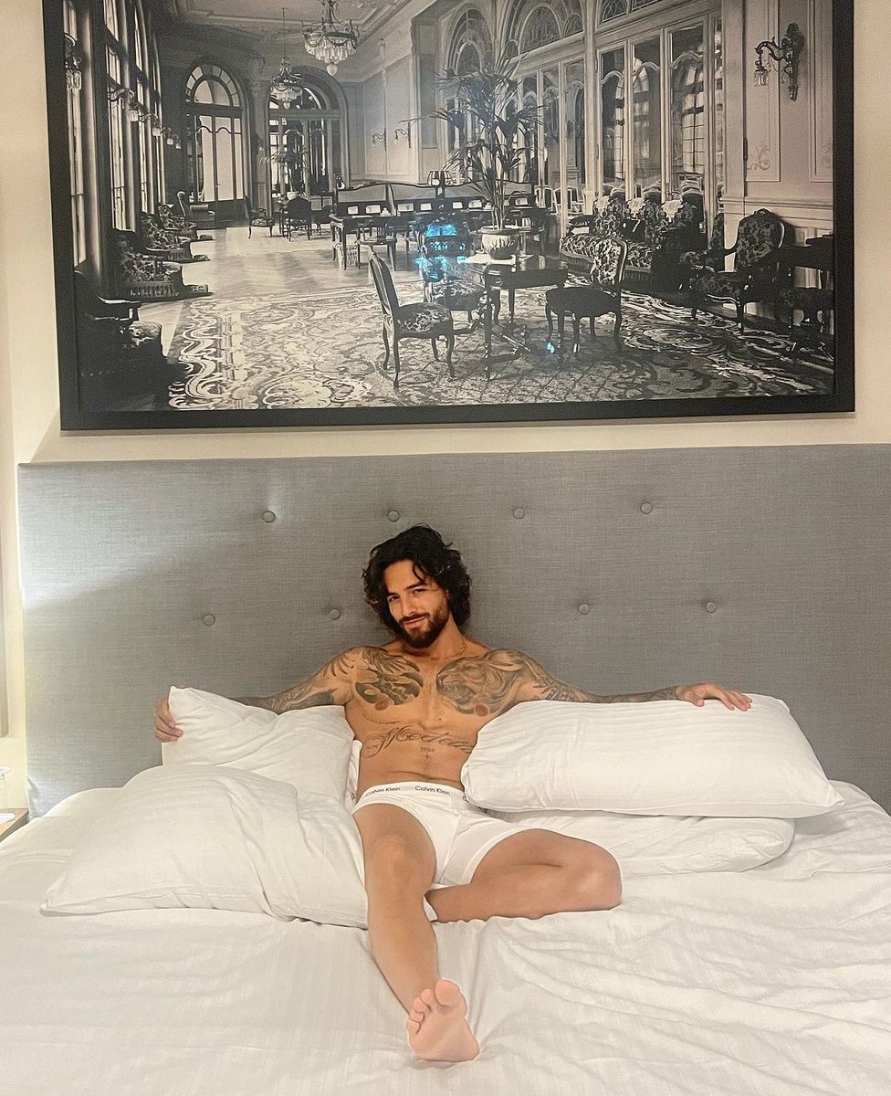 ItsLondi_'s tweet photo. Quién sufrió más jesucristo (lo mataron) o yo (no estoy casado con Maluma) https://t.co/ca3qZXdsKU