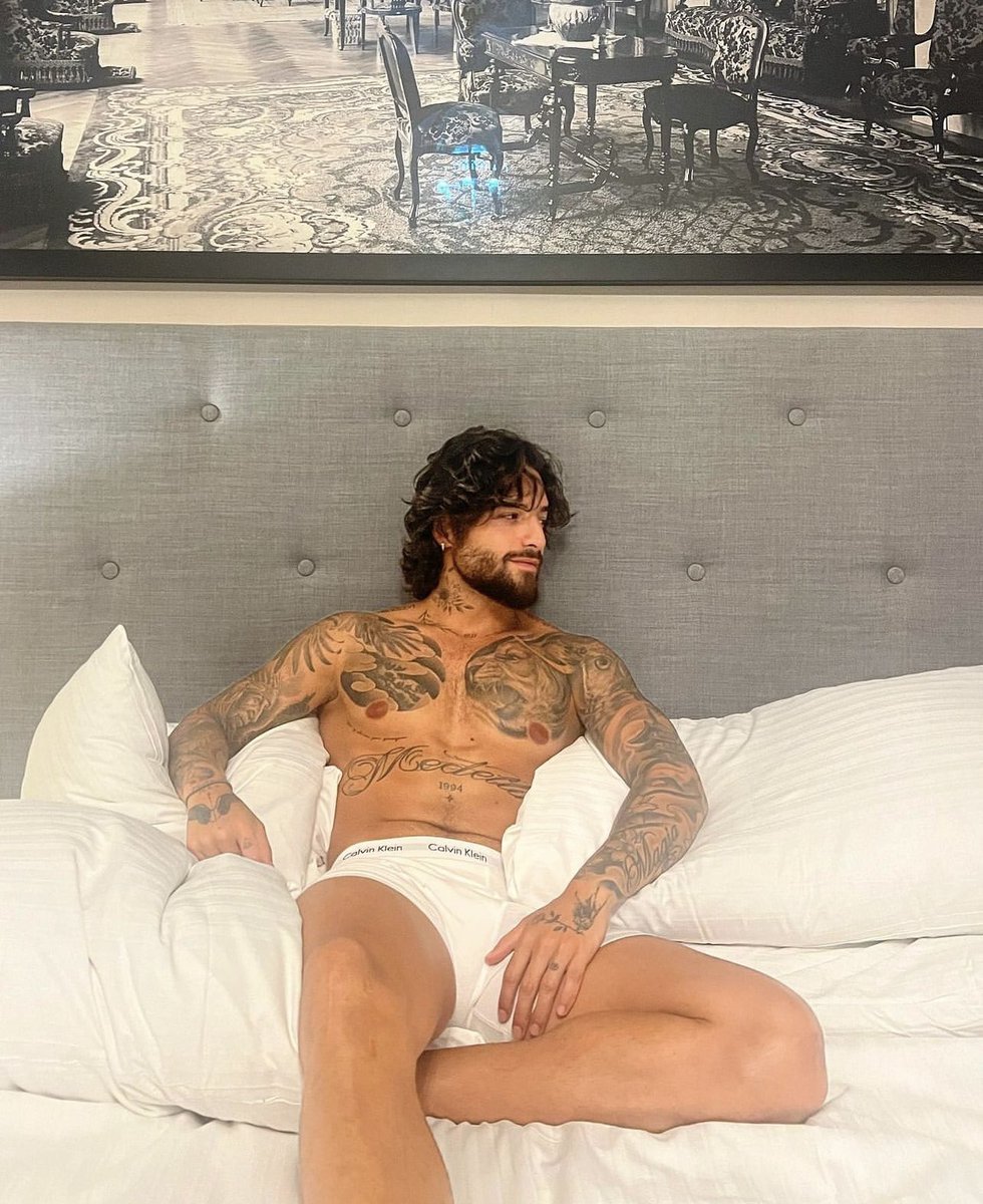 ItsLondi_'s tweet photo. Quién sufrió más jesucristo (lo mataron) o yo (no estoy casado con Maluma) https://t.co/ca3qZXdsKU