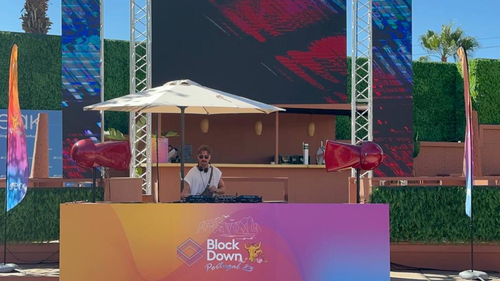 Web3 meets the rhythm of innovation at the Blockdown conference! 🔗🎵 😎

#Blockchain #Web3 #web3music #Algarve #Portugal
