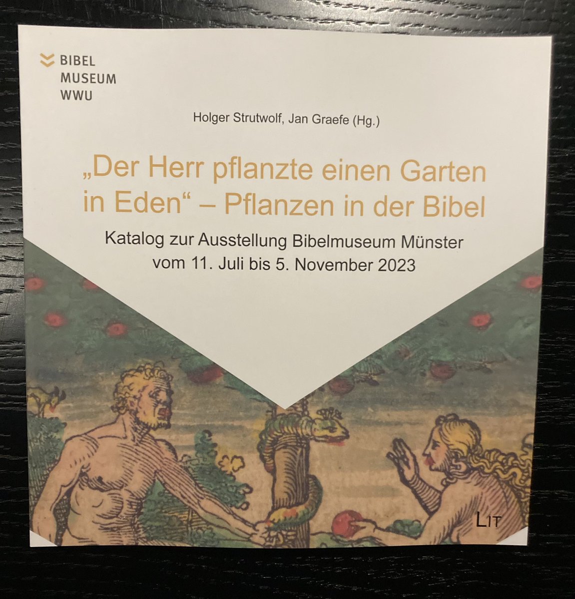 Pünktlich zur Eröffnung ist der Katalog erschienen! Es handelt sich um Band 4 der Reihe Biblica Monasteriensia &amp; ist im Museum erhältlich. Aufsätze beleuchten das Thema „Pflanzen in der Bibel“ aus unterschiedlichen Gesichtspunkten. Enthalten sind dort Beiträge zu allen Exponaten.