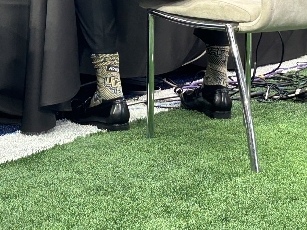 Attention to detail. @CoachGusMalzahn even has @UCF_Football socks! #ChargeOn https://t.co/WToYmESZiX