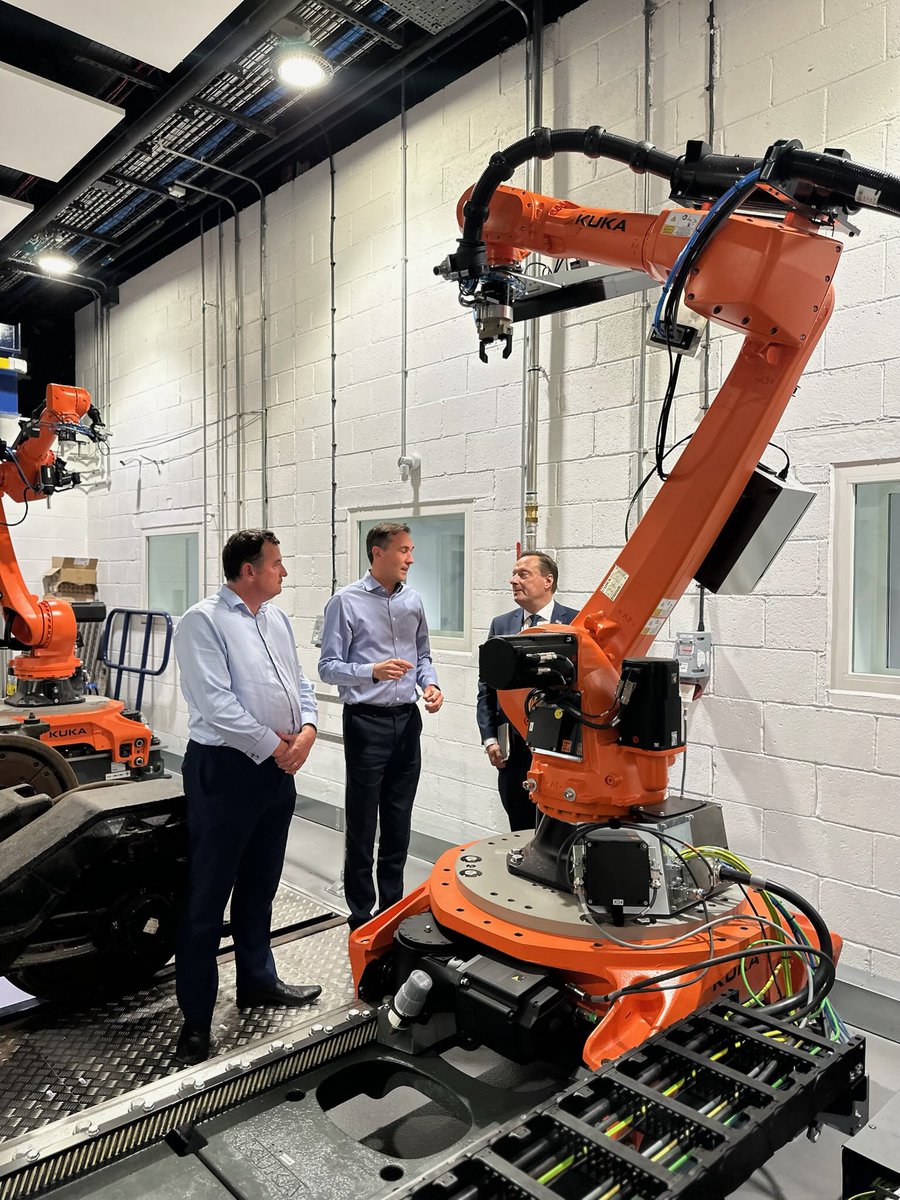 JasonMcCartney's tweet photo. Fab afternoon at the University of Huddersfield’s Institute of Railway Research as part of the Railway Industry Association’s Fellowship programme looking at supply chains, skills &amp; decarbonisation @HudCompEng @IRRHud @railindustry @HuddersfieldUni https://t.co/TvOz7ZjUdY