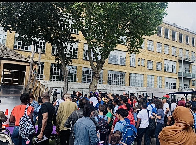 ShacklewellFams's tweet photo. Thank you so much  @ShacklewellE8 @BevDickinson4 for a fabulous festival of fun. We also enjoyed joining the fun at the end of the day 😍 💃🏼 🏀 🪘 🍰 https://t.co/5ZeYGWgEas