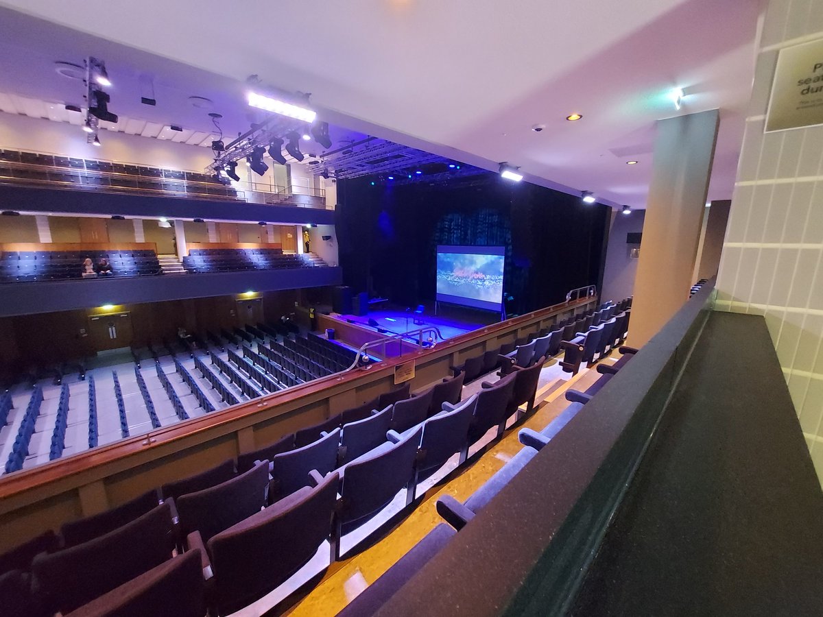 DaveRHubbard's tweet photo. Here early, @KelseyMHubbard excited, I'm excited ... prime position, birds eye view for @jackwhitehall your going to kill it! Been waiting so long for this chance! https://t.co/jFKwpUAM0A